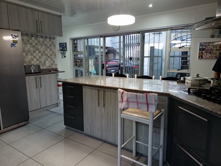 6 Bedroom Property for Sale in Maitland Western Cape